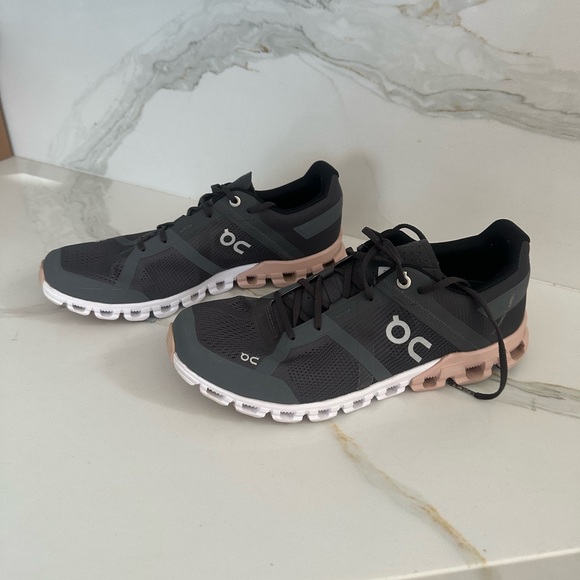 On cloudflow women’s Running Charcoal and Blush Sneakers - Picture 5 of 8